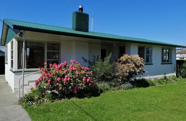 Super Central Cosy Greytown House with Garage