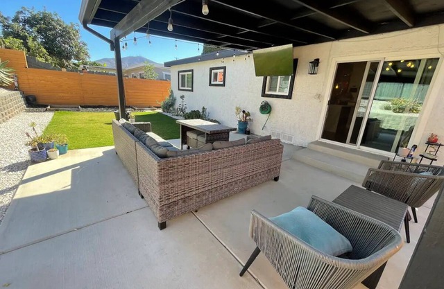 Super cozy & charming home 15 mins from downtown