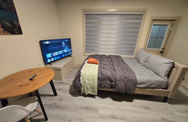 Super Cozy/Private Bachelor Pad in Serene Neighborhood