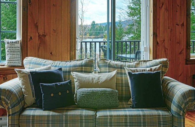 Super cute cedar chalet surrounded by the forest with access to water