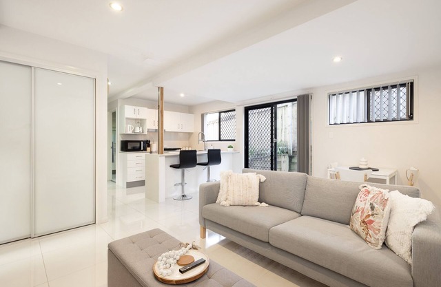 Super Host! 1 Bedroom, Restaurants and Train!