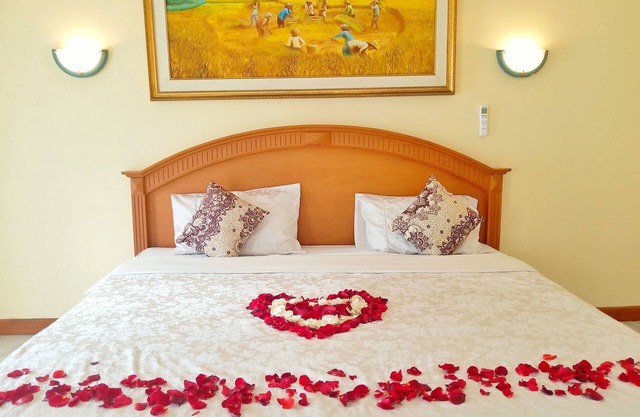 Super King Bedroom with Spa Bath, Garden View in Central Bali Location