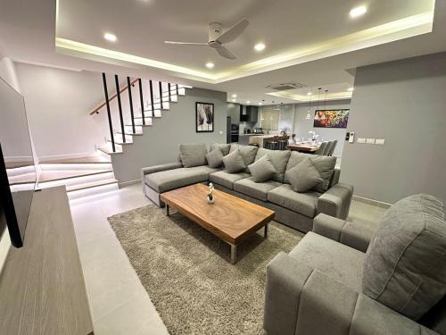 Super Luxury 3 Bedroom Private Pool Villa with Jacuzzi, Near 711, 10 minutes to Walking Street and Pattaya Beach - MT8