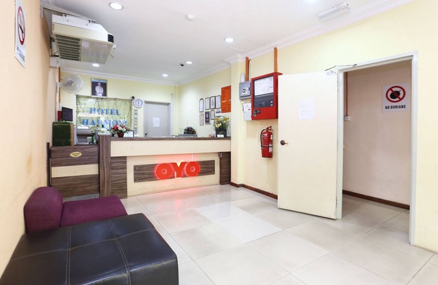 Super OYO 89651 Harmoni Hotel