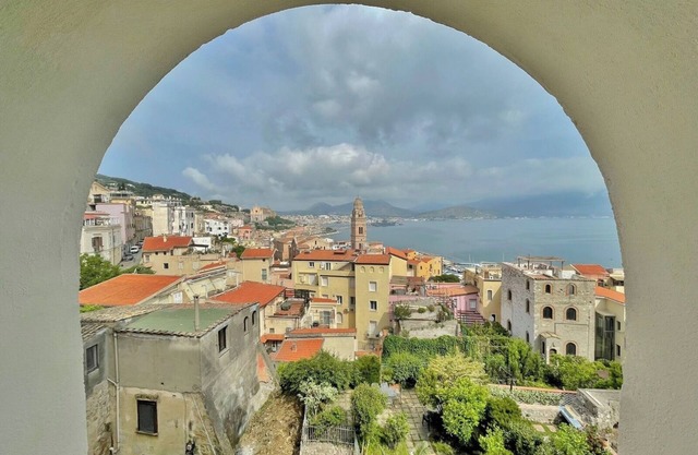 Super panoramic apartment with large terrace in medieval Gaeta.