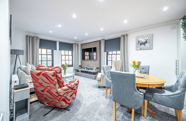 Super Prime Abbey + Free Parking by Three Bridges Apartments