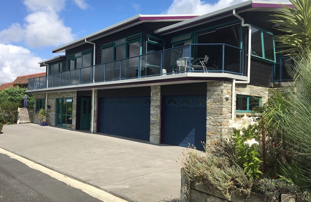 Super spacious house with magnificent water views