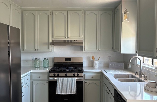 Superb 2-bedroom condo in Paramount with AC