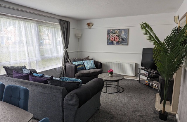 Superb 3 BR Flat in Stafford. Close to Stafford Hospital & Town Center