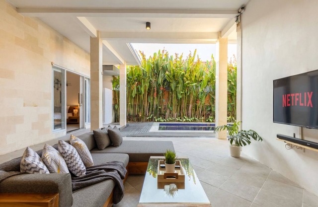 SUPERB! 3br Villa located in Batu Bolong, Echo Beach!