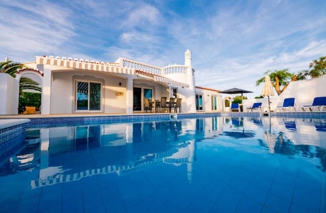 SUPERB 4 BED VILLA WITH HEATABLE POOL,SEA VIEW,WiFi,BBQ,PARKING,CLOSE TO BEACHES