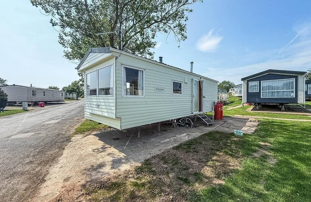 Superb caravan with free WiFi at Sand le Mere Park, Yorkshire ref 71020S