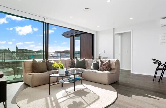 Superb city fringe penthouse