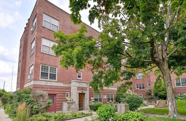 Superb Evanston 1BR w/Courtyard & W/D, nr Beach, by Blueground