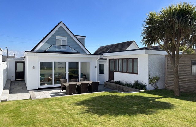 Superb family getaway, sleeps 8, pet friendly, south facing garden near beaches
