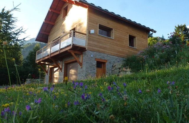 Superb chalet close to the ECRINS slopes, mountain atmosphere, quiet, overlooking the valley.