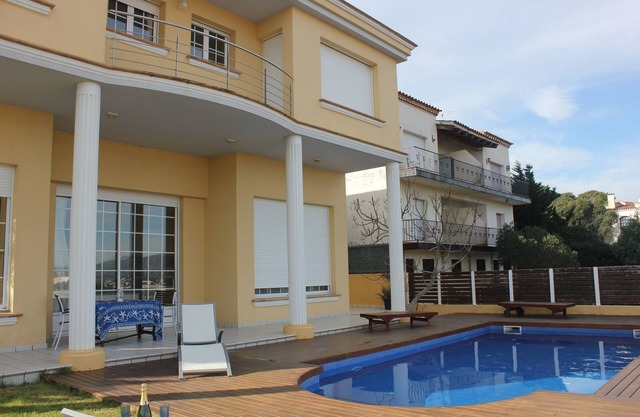 Superb house with swimming pool with sea and mountain views