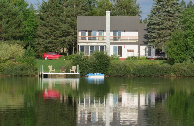 SUPERB LAKEFRONT PROPERTY AND IDYLLIC SETTING FOR A MEMORABLE STAY