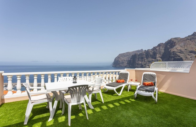 SUPERB LOCATION - PANORAMIC SEA & CLIFF VIEWS - WIFI - SATELLITE TV- SKY TV