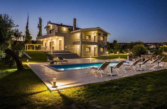 SUPERB LOCATION Luxury 5 bed villa, pool, sea view, beach/restaurants close by