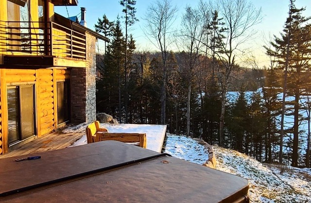 Superb luxury chalet lost in the forest, with spa, fireplace and lake view!