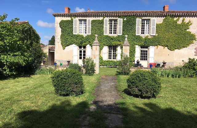 Superb Maison de Maître, close to the beach, 9 bedrooms, enclosed garden, 4 parking spaces