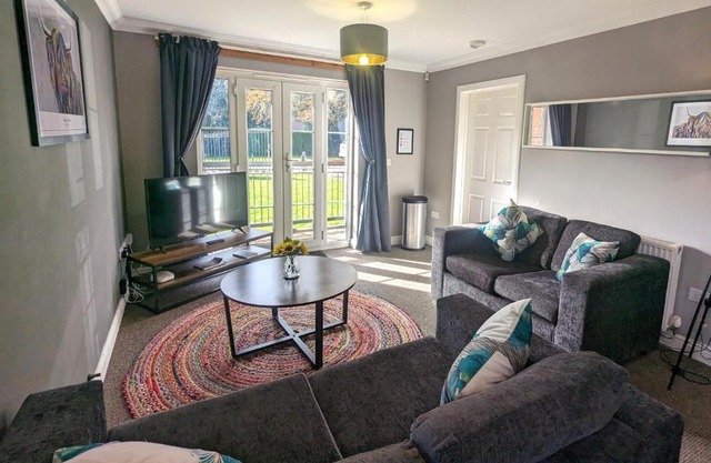 Superb Modern Apartment, FREE Secure Parking!
