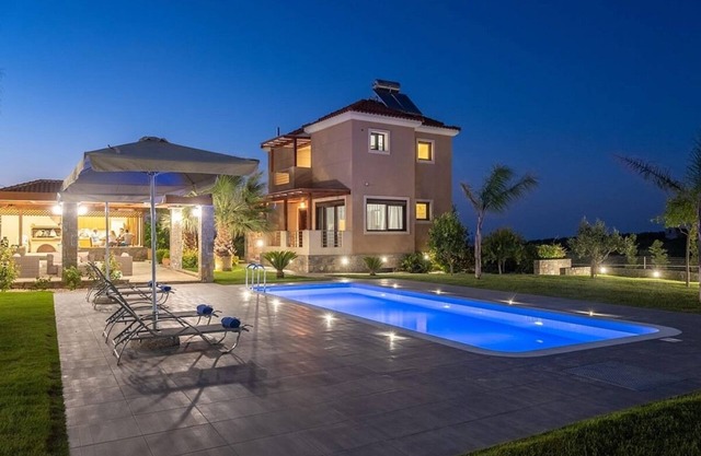 Superb Modern Villa, A/C, Gym, Private Pool, BBQ House, Sea Views - 15mins from Heraklion & Beaches!