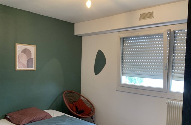 Superb private room with parking and balcony at the homestay.