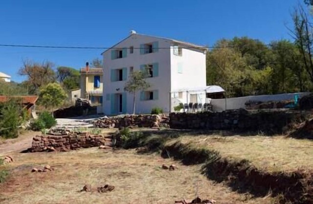 Superb Provençal bastide terrace - large garden