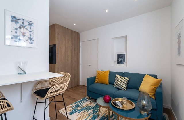 SUPERB RENOVATED APARTMENT 2 steps from the port of SAINT TROPEZ