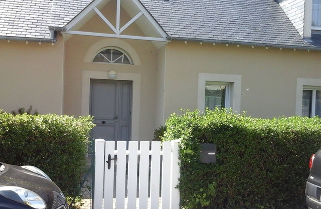 Superb sea view house 100 m from the beach