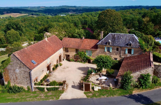 Superb stone cottage with swimming pool in the heart of Périgord Noir