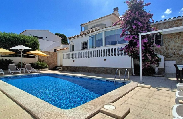 Superb summer house with swimming pool, parking, wifi and air conditioning