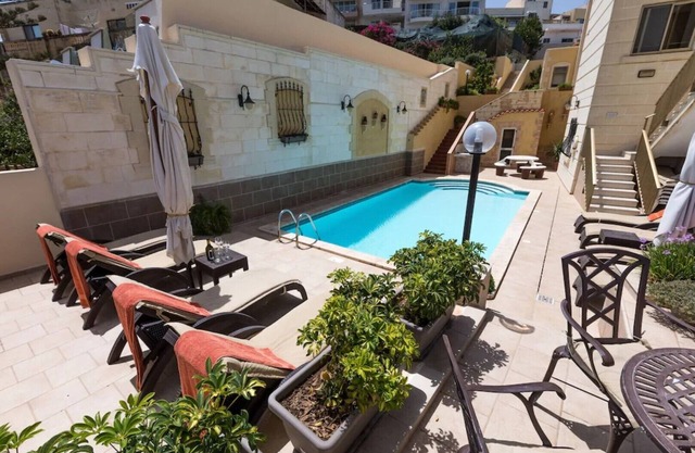 Superb villa 2, inviting pool and spacious outside space.Fully airconditioned.