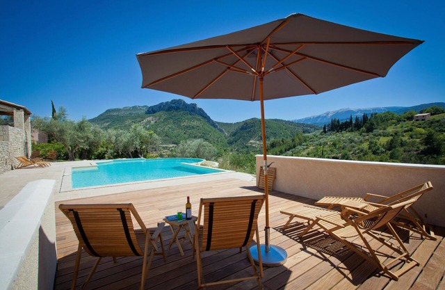 Superb villa with panoramic view of Saint-Julien and Mont Ventoux