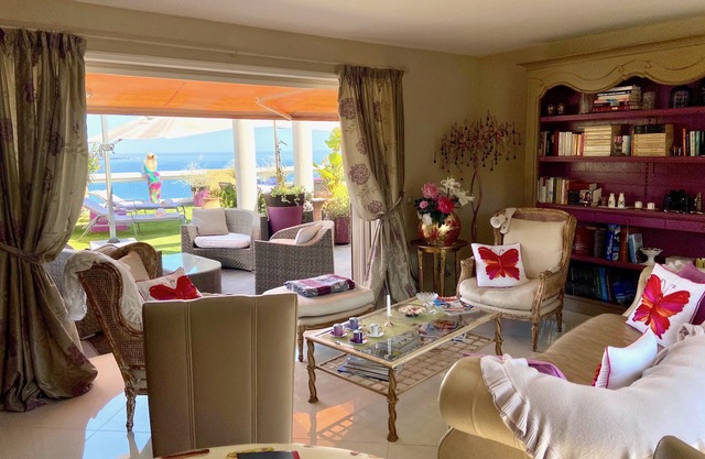 Superb villa on the roof facing the sea, 2 bedrooms, 130m2 terrace, swimming pool, wif