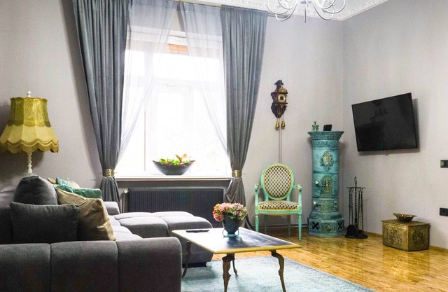 Superb vintage apartment in historical building, 5 min to center