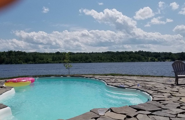 Superb waterfront cottage minutes from the city!