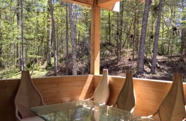 Superbe chalet pour familles avec forêt à l'arrière à seulement 800m de la plage