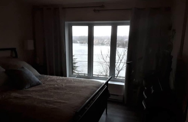 Superbe studio au bord de l'eau. Vue panoramique! 50% sur location au mois!