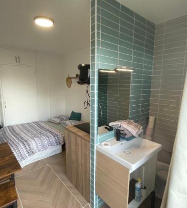 Superbe studio neuf avec Balcon