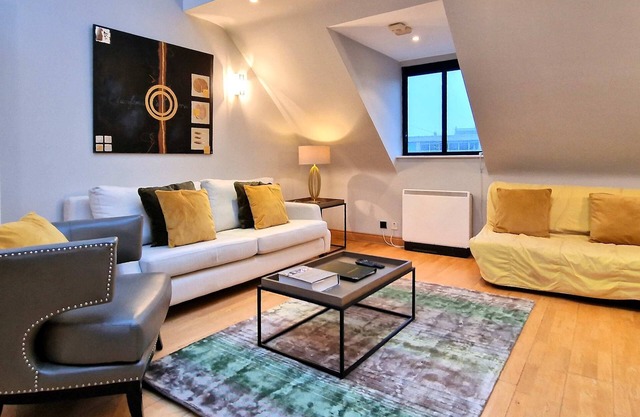 Superbly located! Bright and Airy Mews.