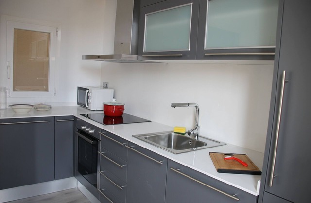 Supercentric and bright, near the Dalí museum, shops and restaurants.