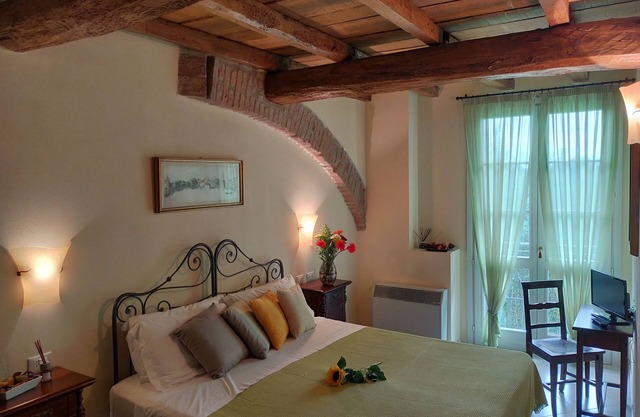 Superior double/twin room with garden view in 16th century farmhouse