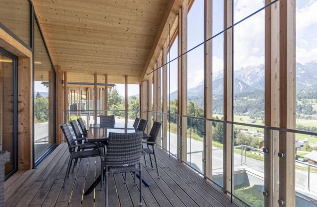 Superior 4 SZ,Sauna&Aussenbadewanne by Interhome