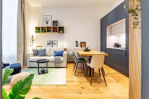 SUPERIOR DESIGN APARTMENT by JR City Apartments