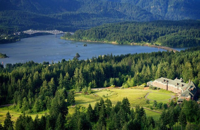 Superior King Room w/Scenic Columbia River Views