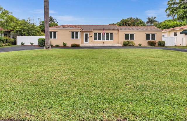 ★ SuperVilla ★ 4BR/3BA ★ Heated Pool ★ 5 mins to beach