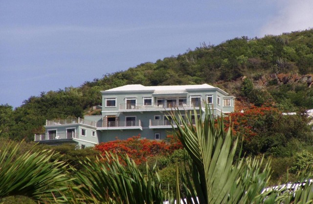 SUREWINDS - Contemporary Villa and Apartment Combo